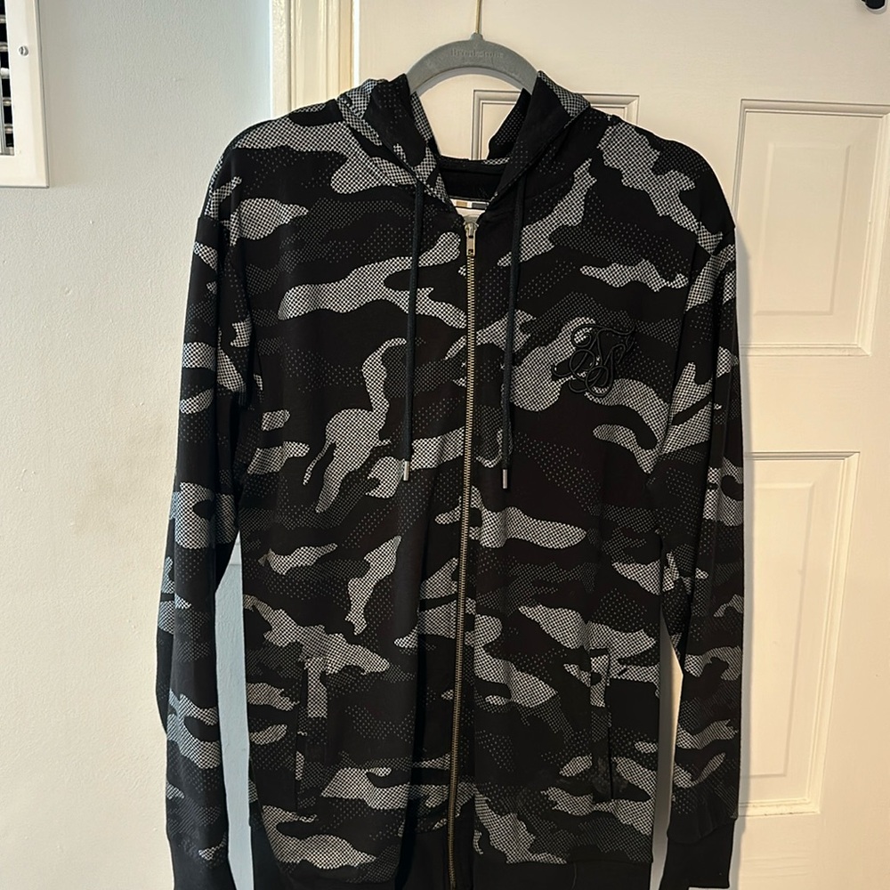 Mens camo zip up hoodie. siksilk brand.